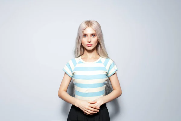 Портрет Уверенной Милой Блондинки Полосатой Рубашке Белом Фоне — стоковое фото