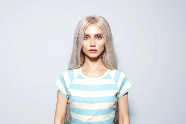 スタジオポートレートの美しいですブロンド女の子でストライプシャツ上の白い背景 — ストック写真