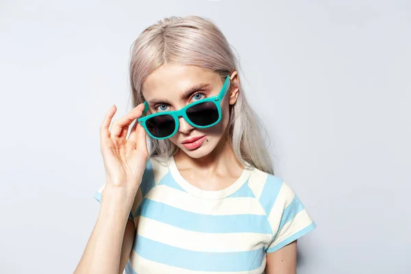 Studioporträt Eines Hübschen Blonden Mädchens Gestreiften Hemd Das Die Sonnenbrille — Stockfoto