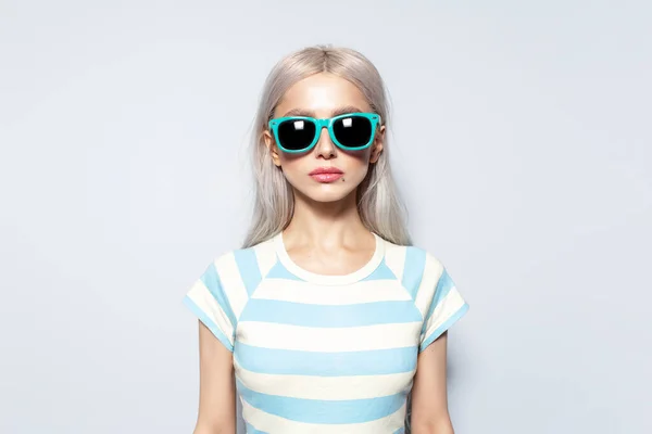 Studioporträt Eines Hübschen Blonden Mädchens Gestreiftem Hemd Mit Sonnenbrille Auf — Stockfoto