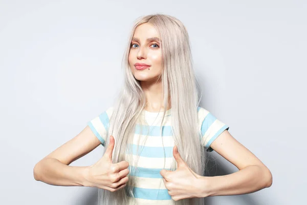 Portrét Krásné Blondýny Pruhované Košili Ukazující Palce Nahoru Bílém — Stock fotografie