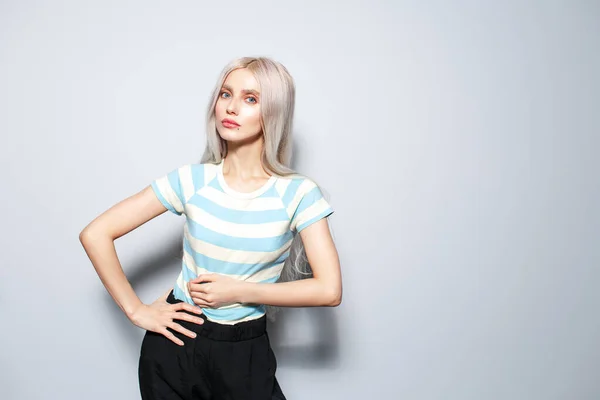 Studio Portret Van Mooi Blond Meisje Gestreept Shirt Witte Achtergrond — Stockfoto