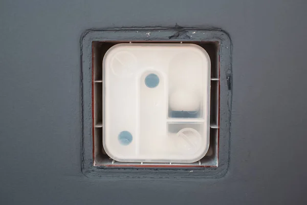 Szifon Közeli Felvétele Szürke Falon Lévő Légkondicionáló Elvezetéséhez — Stock Fotó