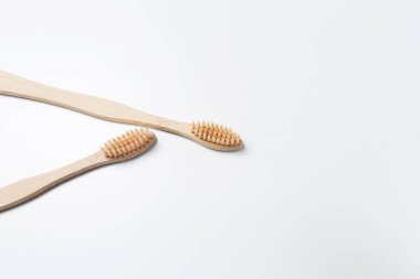 Beyaz arka planda iki bambu diş fırçasının yakın çekimi. Üst görünüm.