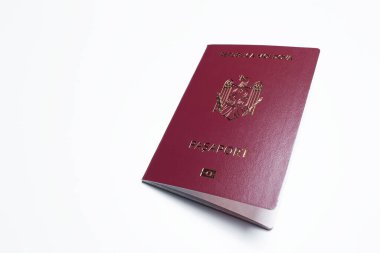 Beyaz zemin üzerinde kırmızı renkli Moldova pasaportu yakın plan.