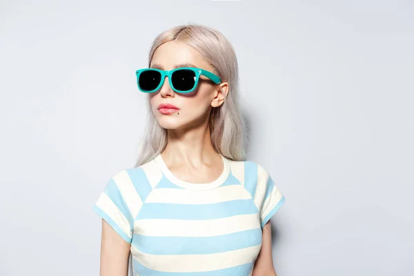 Porträt Eines Modischen Blonden Mädchens Gestreiften Hemd Mit Sonnenbrille Auf — Stockfoto