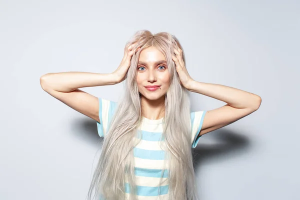 Portret Van Mooi Blond Meisje Hand Hand Hoofd Een Witte — Stockfoto