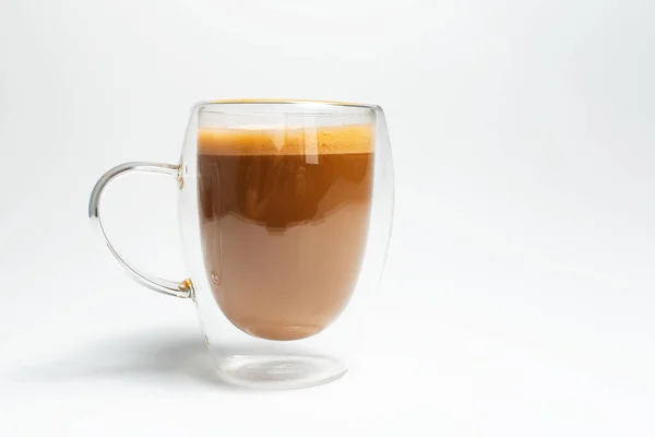 双壁玻璃杯 有咖啡和纯素牛奶 在白色的特写镜头下 — 图库照片