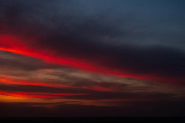Schöne Landschaft Des Sonnenuntergangs Mit Dunklen Bunten Wolken Natürlicher Hintergrund — Stockfoto