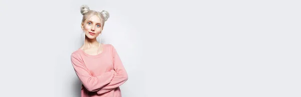 Retrato Menina Loira Bonita Com Braços Cruzados Banner Panorâmico Espaço — Fotografia de Stock