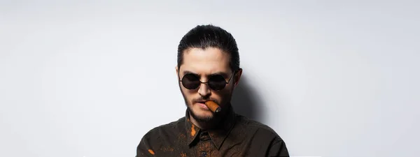 Portrait Studio Jeune Homme Avec Cigare Sur Fond Blanc Bannière — Photo