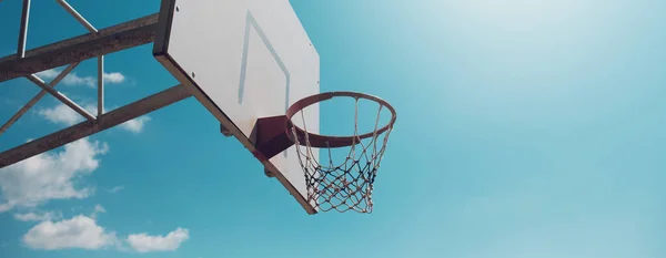 Basketbal Hoepel Achtergrond Van Blauwe Lucht Panoramische Bannerweergave Met Kopieerruimte Rechtenvrije Stockfoto's