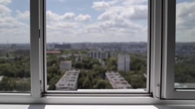 Erkek elinin yakın çekimi plastik pencereye modern sivrisinek ağını açıyor..