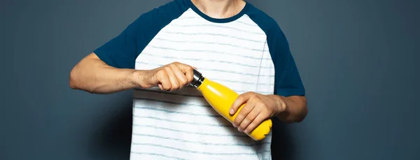 Close Male Hand Holding Yellow Metal Water Bottle Blue Panoramic — 스톡 사진