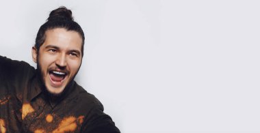 Beyaz arka planda fotokopi alanı olan mutlu adamın stüdyo portresi.