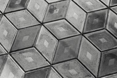 Açık hava kaldırımının doğal soyut arka planı. Siyah beyaz fotoğraf.