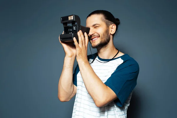 Retrato Estudio Del Joven Fotógrafo Haciendo Foto Con Cámara Polaroid — Foto de Stock