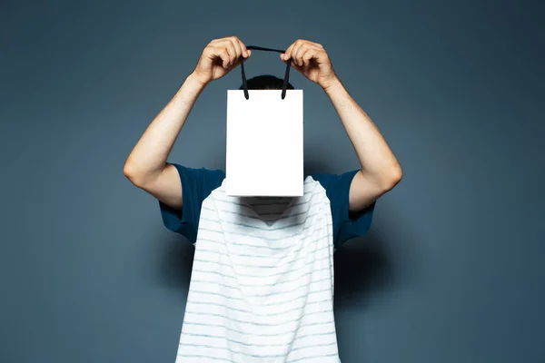 Studio Portrait Guy Holding White Reusable Bag Face Blue Background — Stockfoto