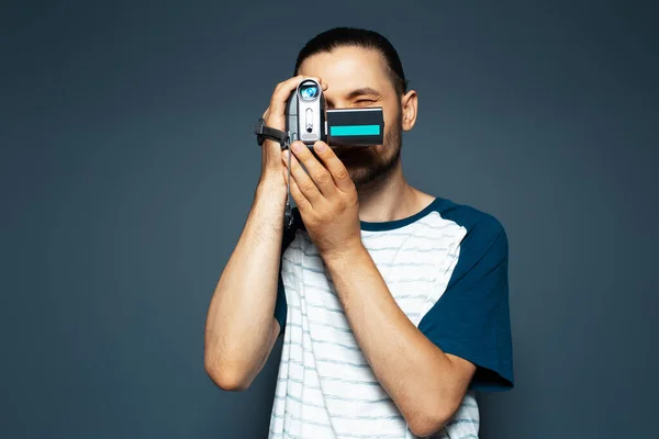 Studio Portrét Mladého Muže Digitálním Videokamerou Ruce Natáčení Filmu — Stock fotografie