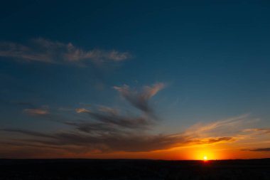 Koyu renkli bulutlarla gün batımının güzel manzarası. Doğal arkaplan.