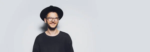 Studio Portrait Young Smiling Man Wearing Eyeglasses Black Hat Grey — Stockfoto