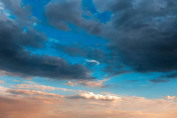 Pemandangan Indah Langit Musim Panas Biru Dengan Awan Halus Latar — Stok Foto