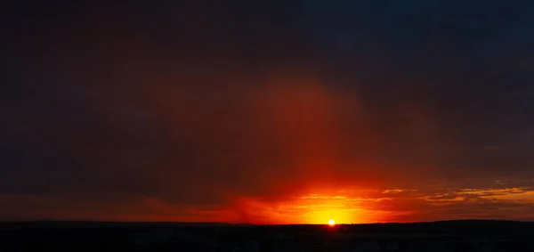 Schöne Landschaft Des Sonnenuntergangs Mit Dunklen Bunten Wolken Natürlicher Hintergrund — Stockfoto