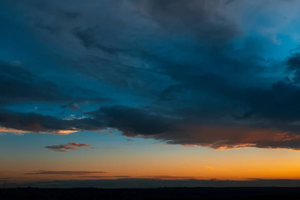 Schöne Landschaft Des Sonnenuntergangs Mit Dunklen Bunten Wolken Natürlicher Hintergrund — Stockfoto