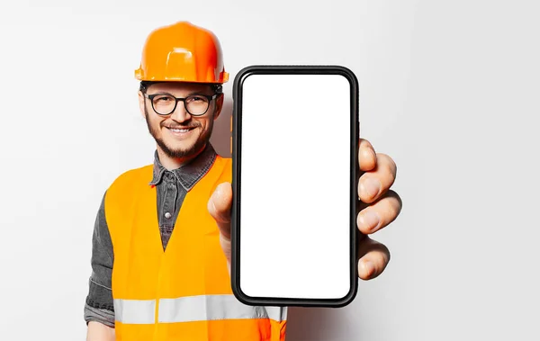 Studio Portrait Construction Worker Holding Smartphone Blank Screen White Background Rechtenvrije Stockafbeeldingen