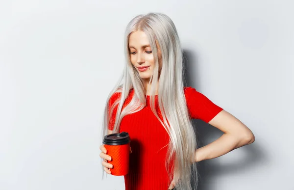 Студийный Портрет Молодой Улыбающейся Блондинки Красной Рубашке Бумажной Чашкой Белом — стоковое фото
