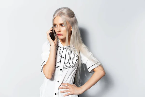Studio Portrait Young Blonde Pretty Girl Talking Smartphone White Background — Fotografia de Stock