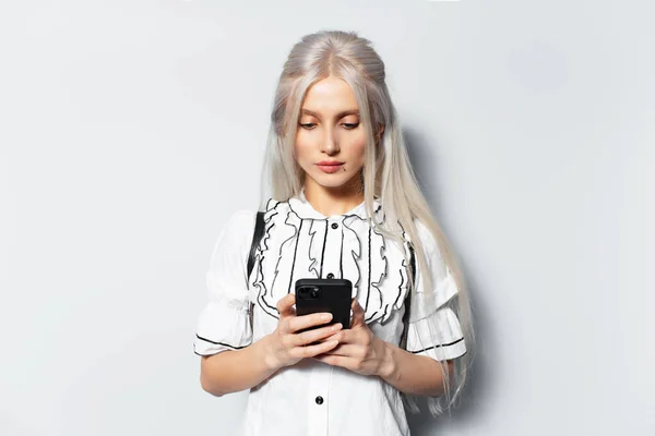 Студийный Портрет Молодой Блондинки Красивая Девушка Помощью Смартфона Смс Сообщение — стоковое фото