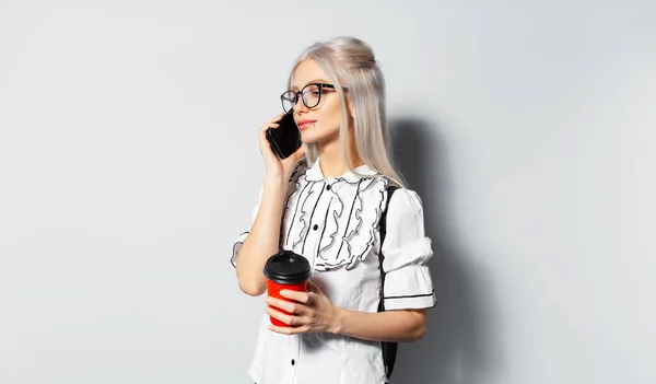 Студийный Портрет Молодой Блондинки Подростка Бумажной Чашкой Кофе Руке Разговаривающей — стоковое фото