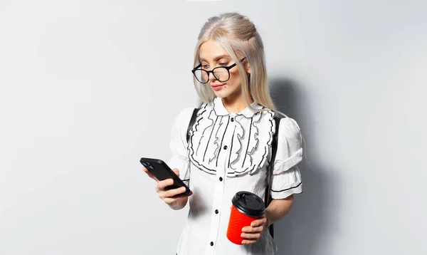 Студийный Портрет Молодой Блондинки Подростка Бумажной Чашкой Кофе Руке Смотрящей — стоковое фото