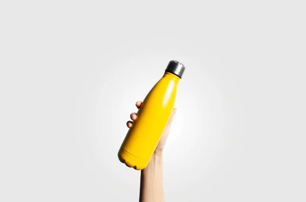 Крупный План Женской Руки Эко Многоразовой Термоводой Металлическая Бутылка Желтого — стоковое фото