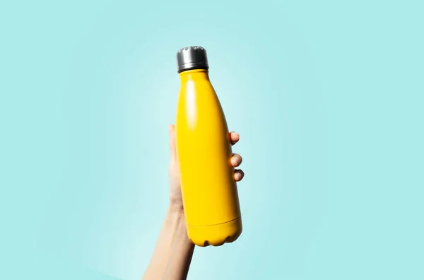 Close Female Hand Holding Reusable Water Bottle Yellow Color Cyan — Foto Stock