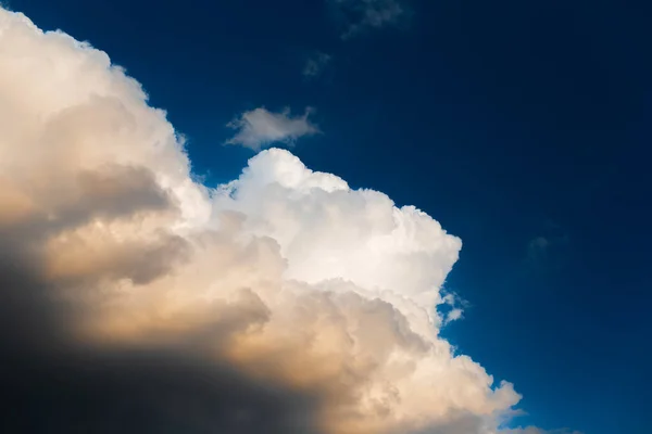 Beautiful Landscape Cloudy Sky Partial Dark Fluffy Clouds Natural Landscape — Stock Photo, Image