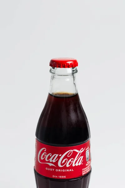 Крупный План Стеклянной Бутылки Coca Cola Белом Фоне Студии Молдова — стоковое фото