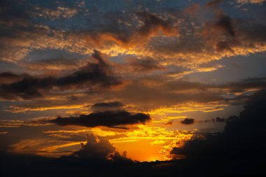 Koyu renkli bulutlarla gün batımının güzel manzarası. Doğal arkaplan.