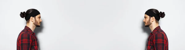 Студийный Боковой Портрет Молодого Парня Булочкой Белом Фоне Панорамный Вид — стоковое фото