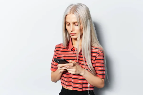 Studio Portrait Young Pretty Girl Blonde Hair Using Smartphone Wearing — Fotografia de Stock