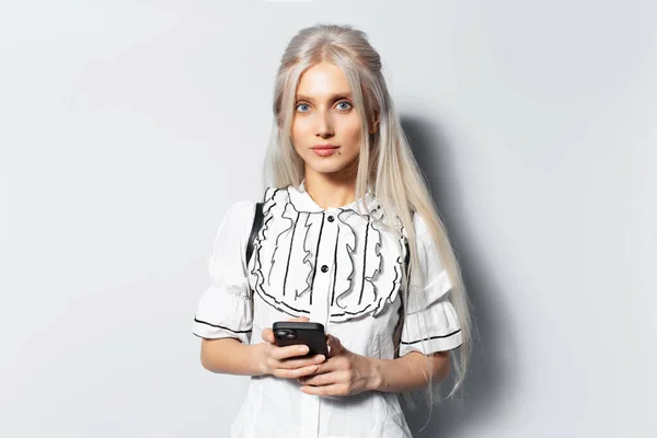 Studio Πορτρέτο Του Όμορφου Κοριτσιού Ξανθά Μαλλιά Κρατώντας Smartphone Φορώντας — Φωτογραφία Αρχείου