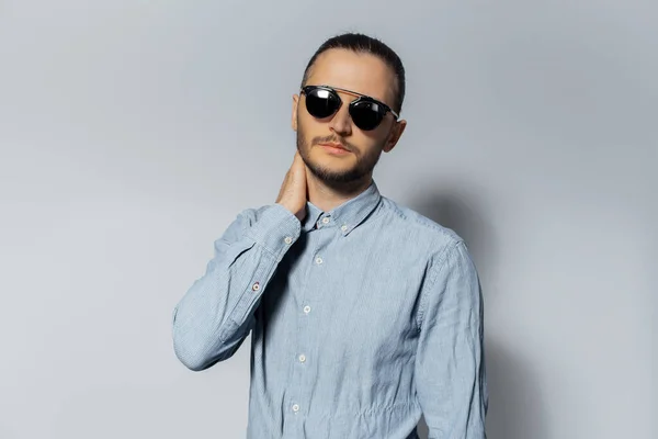 Retrato Estudio Joven Con Gafas Sol Camisa Azul Sobre Fondo — Foto de Stock