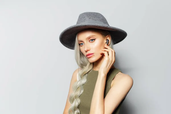 Studioporträt Des Netten Blonden Mädchens Das Beim Musikhören Drahtlose Kopfhörer — Stockfoto