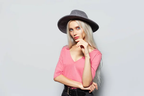 Студийный Портрет Молодой Блондинки Красивая Девушка Розовой Рубашке Серой Шляпе — стоковое фото