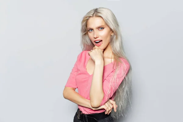 Studioporträt Des Glücks Blonde Hübsche Mädchen Auf Weißem Hintergrund Trägt — Stockfoto