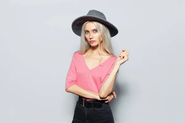 Studioporträt Der Jungen Blondine Nettes Mädchen Rosa Hemd Trägt Grauen — Stockfoto
