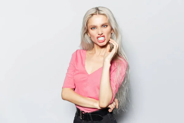 Студийный Портрет Молодой Блондинки Симпатичной Девушки Зубами Пастельно Розовой Рубашке — стоковое фото