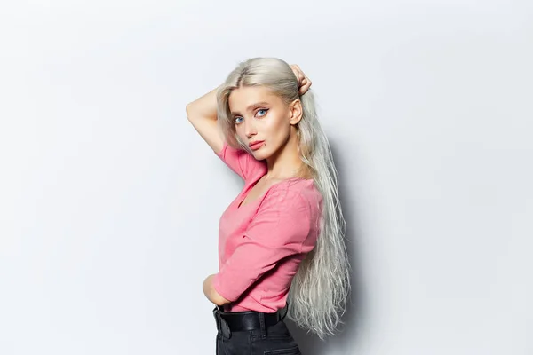 Студийный Боковой Портрет Молодой Блондинки Розовой Рубашке Белом Фоне — стоковое фото