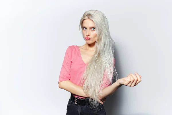 Estúdio Retrato Jovem Loira Engraçado Menina Vestindo Camisa Rosa Pastel — Fotografia de Stock